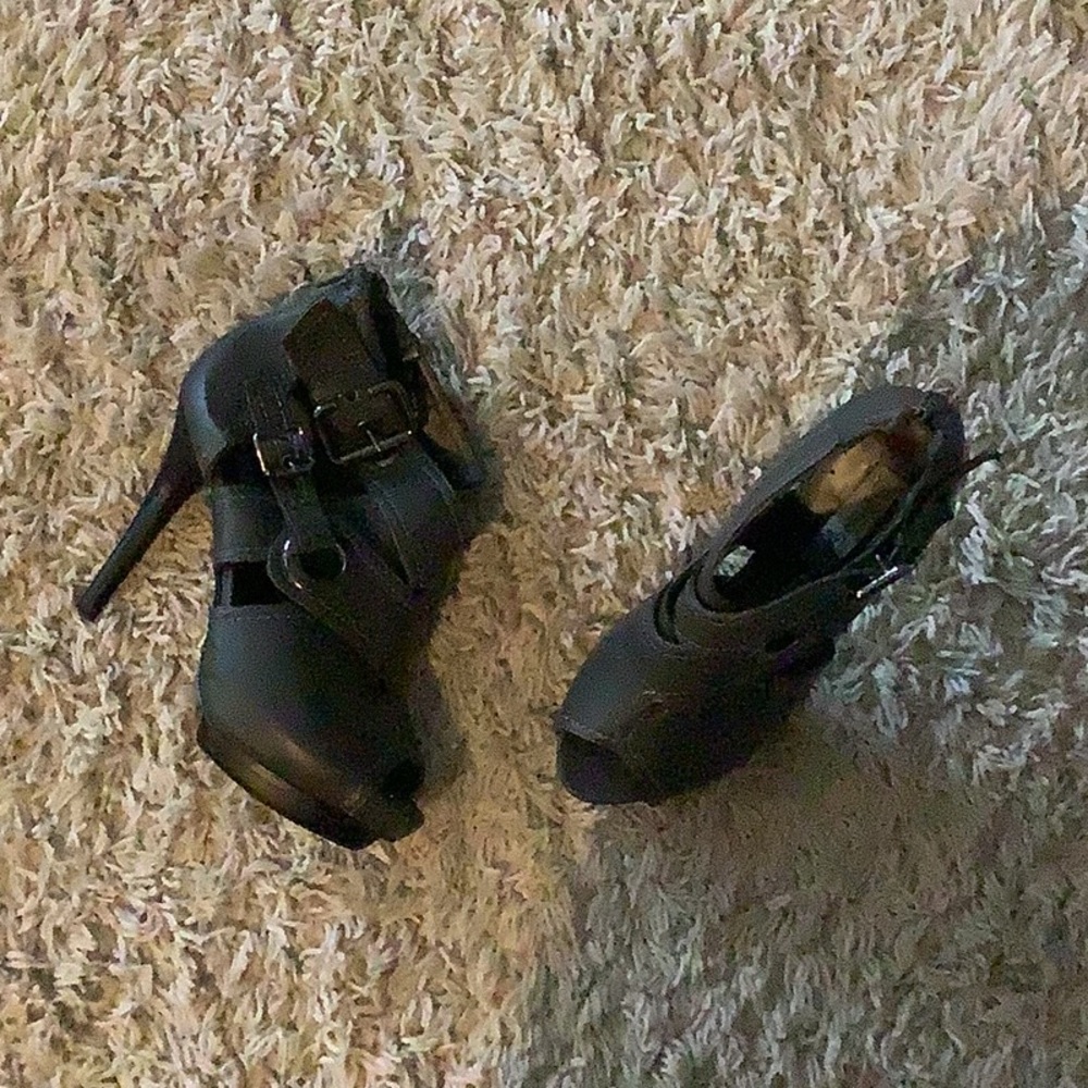 Grey Strap-on Heel